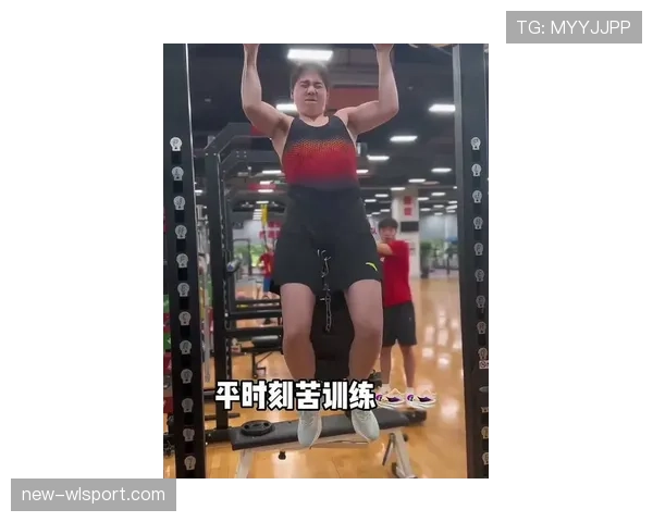 张雨霏训练完随手啃个鸡腿,这自律和放纵的切换也太真实了 张雨霏训练完随手啃个鸡腿,这自律和放纵的切换也太真实了